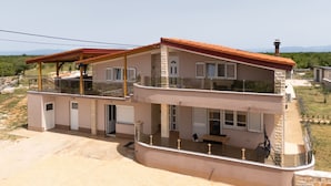 Un bâtiment à deux étages doté d’un balcon, d’une porte et d’une fenêtre.