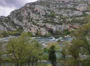 A mountainous landscape with a river flowing through a valley. - Villa Roški Slap (Drnis)