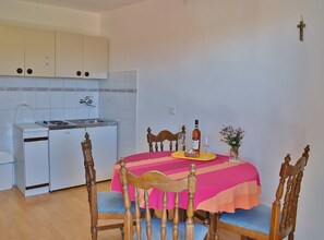 Studio (Comfort Studio Apartment with Balcony) | Eget kök | Kylskåp