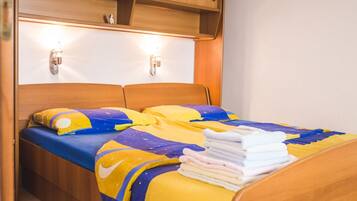 Studio (Studio Apartment with Private Garden) | 5 bedrooms, WiFi (free)