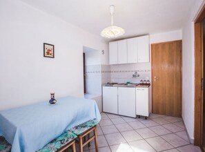 Studio (Studio Apartment with Balcony) | Eget kjøkken | Kjøleskap