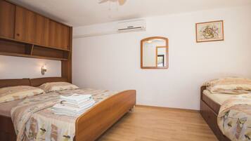 Studio (Studio Apartment with Balcony) | Bathroom | Shower, towels