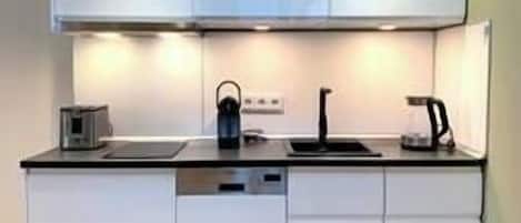 Geladeira, micro-ondas, fogão, cooktop