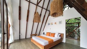 Une chambre à coucher avec un lit en bois, des rideaux blancs et une grande fenêtre.