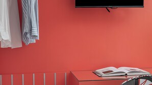 クラシック ルーム バルコニー シービュー | リビング エリア | 37 インチのスマートテレビ (デジタル放送視聴可)