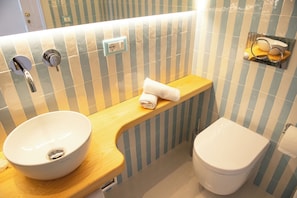 Habitación panorámica doble, balcón, vistas al mar | Baño | Ducha, cabezal de ducha tipo lluvia, secador de pelo y bidé