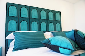 Habitación panorámica con 1 cama doble o 2 individuales | Minibar, caja fuerte, escritorio y espacio para trabajar con un portátil