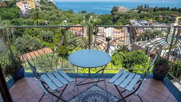 Kahden hengen panoraamahuone, parveke, merinäköala | Terassi/patio