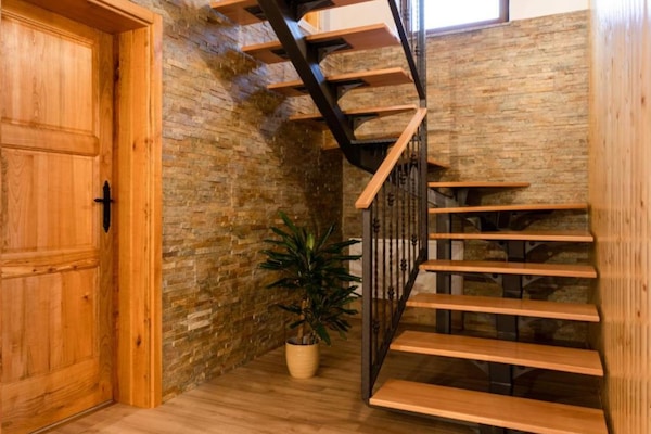 Appartement (Three-Bedroom Apartment) | Escalier