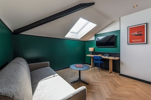 Suite | Desk, soundproofing, free WiFi