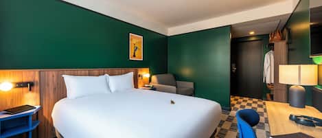 Desk, soundproofing, free WiFi