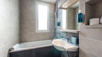 SĂšche-cheveux, serviettes fournies, savon, shampoing