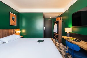 Desk, soundproofing, free WiFi