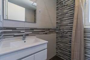 Free toiletries, hair dryer, slippers - Enchanted Sunlit Villa Retreat (Isthmia)