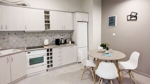 咖啡機/沖茶器、雪櫃、焗爐、廚房用具/餐具/器皿