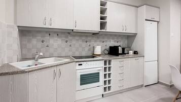 KylskÄp, ugn, kaffe- och tebryggare och grytor/köksredskap