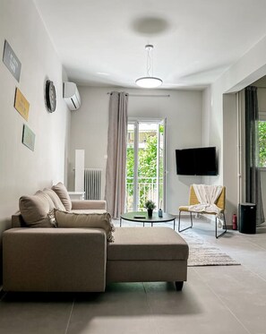 TV - Metro Chic Renovated Studio (Athina)