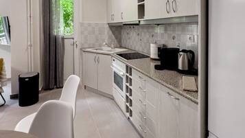 KylskÄp, ugn, kaffe- och tebryggare och grytor/köksredskap