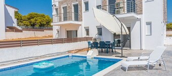 Modern, Cheerful & Dream Catching Villa in Corinth