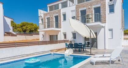 Modern, Cheerful & Dream Catching Villa in Corinth