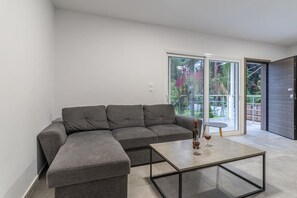 TV - Marvelous, Secluded Villa, Kavos (Kavos)