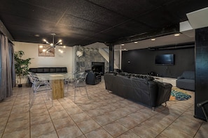 Smart-TV, Kamin, Tischtennisplatte