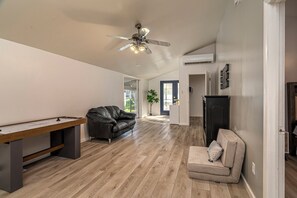 Smart TV, chimenea y tenis de mesa