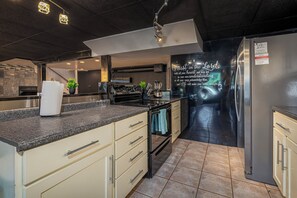 Fridge, microwave, oven, stovetop - Pet Friendly/Professional Host/Kayaks/Waterfront (Creal Springs)