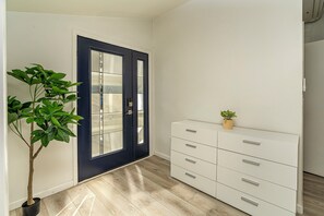 Interior - Pet Friendly/Professional Host/Kayaks/Waterfront (Creal Springs)