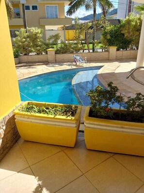 Una piscina al aire libre