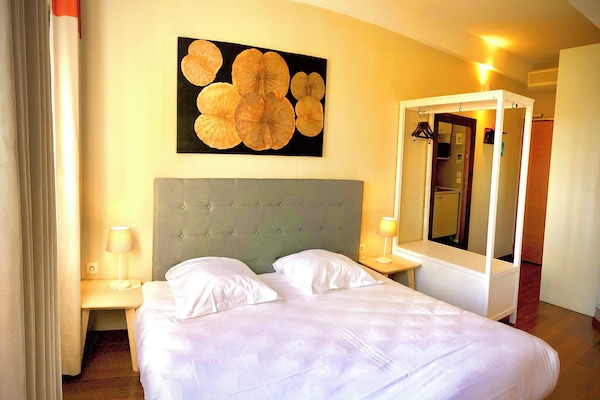 Habitación básica doble | Cortinas blackout, insonorización y tabla de planchar con plancha