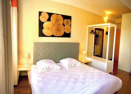 Basic Double Room | Blackout curtains, soundproofing, iron/ironing board, free WiFi. VILLA RAMBOUILLET