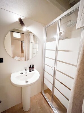 Quarto casal econômico de uso individual | Wi-Fi de cortesia