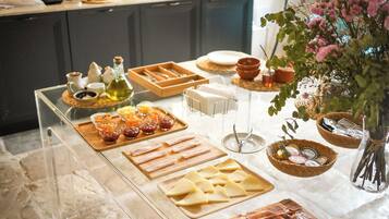 Esmorzar diari d'estil bufet gratuït