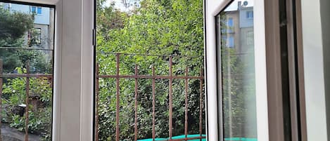 Standard Studio Suite, 1 Double Bed, Courtyard View | Terrace/patio