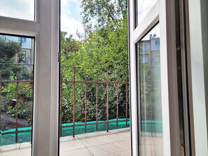 Standard-Studiosuite, 1 Doppelbett, Blick auf den Innenhof | Terrasse/Patio