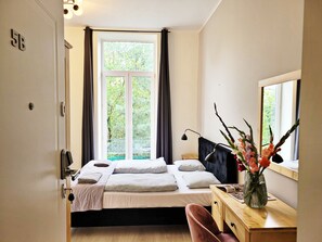 Standard-Studiosuite, 1 Doppelbett, Blick auf den Innenhof | Zimmersafe, Schreibtisch, laptopgeeigneter Arbeitsplatz