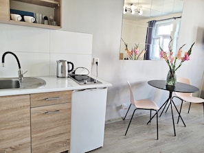 Standard Studio Suite, 1 Double Bed, City View | Private kitchen
