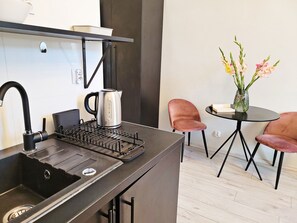 Standard Studio Suite, 1 Double Bed, Courtyard View | Private kitchen | Fridge, stovetop, cookware/dishes/utensils