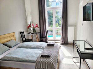 Standard-Studiosuite, 1 Doppelbett, Blick auf den Innenhof | Zimmersafe, Schreibtisch, laptopgeeigneter Arbeitsplatz