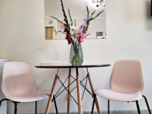 Standard-Studiosuite, 1 Doppelbett, Stadtblick | Essbereich im Zimmer