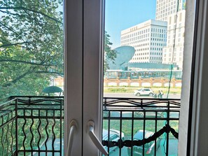 Studiosuite – standard, 1 dobbeltseng, byutsikt | Terrasse/patio