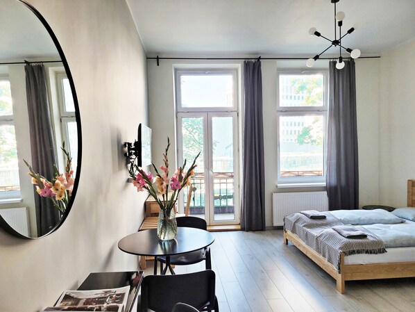 Studiosuite – standard, 1 dobbeltseng, byutsikt | Safe på rommet, skrivebord og skrivebord for bærbar PC