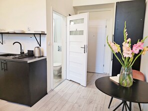 Studiosuite – standard, 1 dobbeltseng, bakgårdsutsikt | Eget kjøkken | Kjøleskap, kokeplater og kjøkkenutstyr