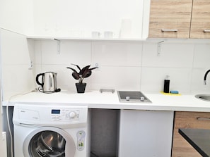 Standard Studio Suite, Courtyard View | Private kitchen