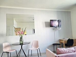 Standard Studio Suite, 1 Double Bed, City View | In-room dining