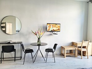 Standard Studio Suite, 1 Double Bed, City View | In-room dining