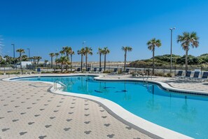 콘도, 침대(여러 개) (Emerald Dolphin unit 1520)