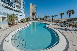 콘도, 침대(여러 개) (Emerald Dolphin unit 1520)