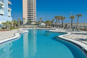 콘도, 침대(여러 개) (Emerald Dolphin unit 1520)